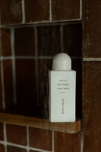 Load image into Gallery viewer, Sweet Almond X Manuka Honey Mgo100 Shower Oil
