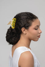 Load image into Gallery viewer, Lucky Dove White Four Leaf Clover Acetate Hair Claw
