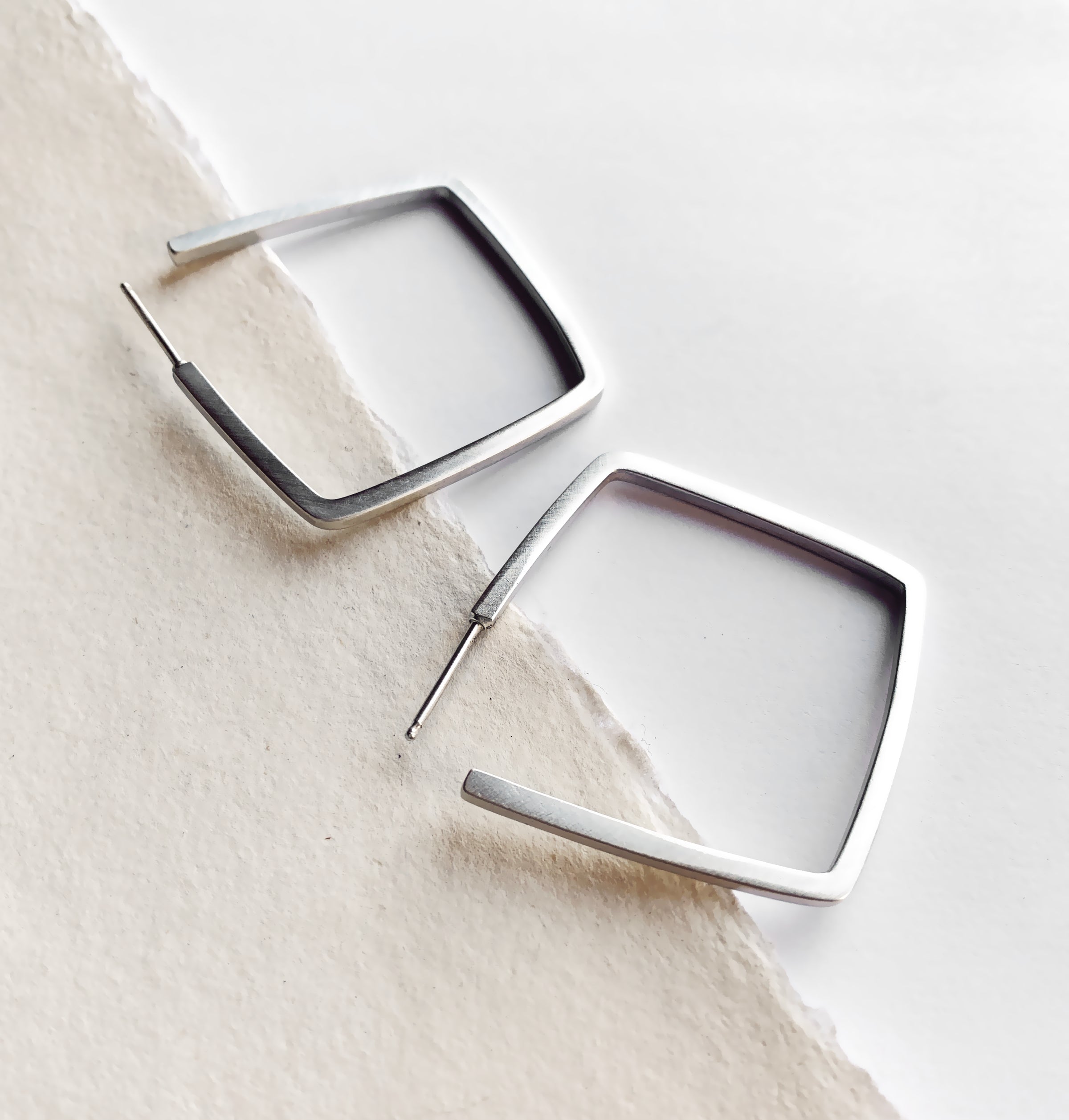 NEW BOHO SOL women\'s square hammered hoop earrings in silver The Large Square Hoops – HOMNE main image 3